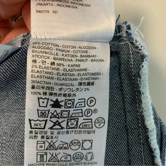Levi’s dark washed denim  jean jacket - Picture 7 of 7